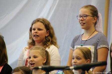 Otroci Osnovne šole Šmartno v Tuhinju z glasbo razpeli jadra (20)